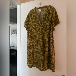 H&M Olive Green and Mustard Tiger-Print V-Neck Dress in good condition.